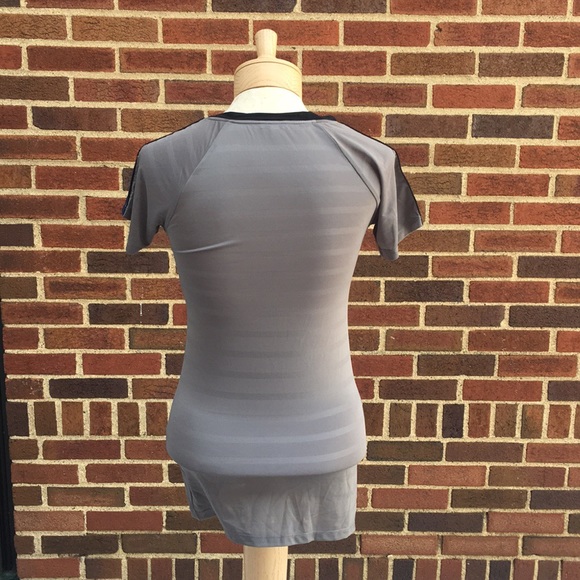 Ivory Ella V-neck breathable tee size Small - Picture 4 of 8